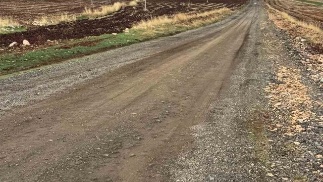 Bozuk köy yolu sürücülerin tepkisine neden oluyor