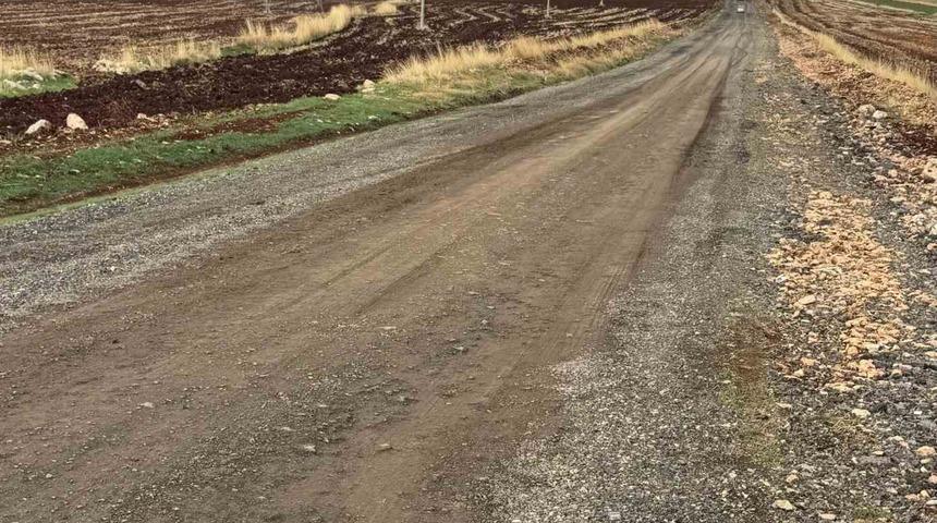 Bozuk köy yolu sürücülerin tepkisine neden oluyor