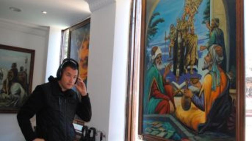 Turistler Anadolu m&uuml;ziği eşliğinde kendi dillerinde din b&uuml;y&uuml;klerini tanıyor