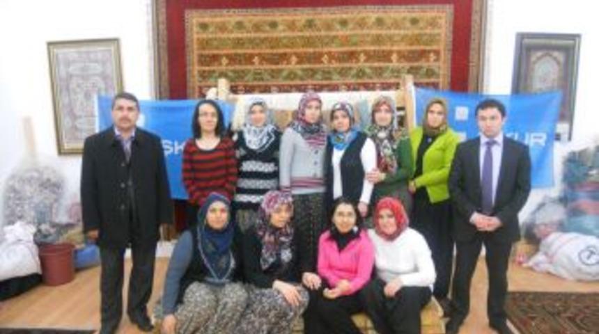 İpek halıcılık kursunu bitiren 13 kadından 11'i iş sahibi oldu