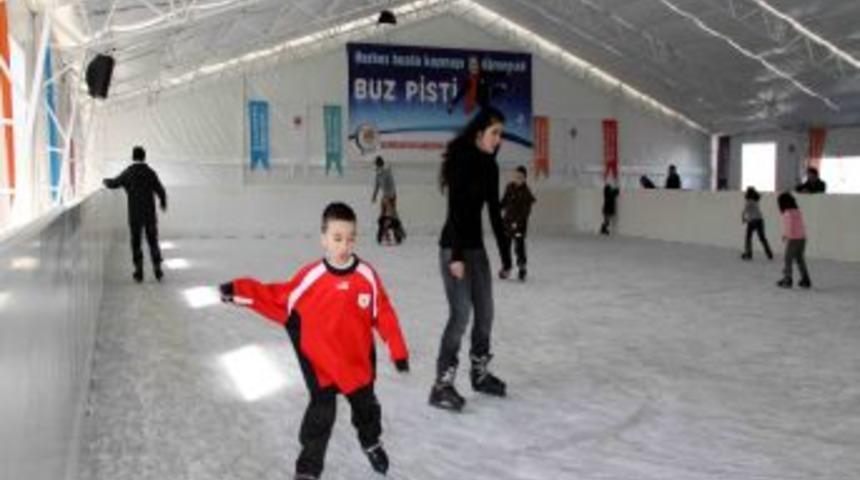 Kayak meraklıları belediyenin pistine akın etti