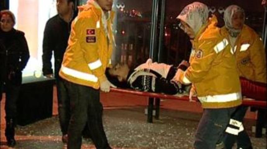 Kontrol&uuml;n&uuml; kaybeden s&uuml;r&uuml;c&uuml; otob&uuml;s durağına girdi