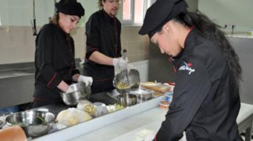 Aş&ccedil;ılık takımı yemek yarışmasına hazırlanıyor