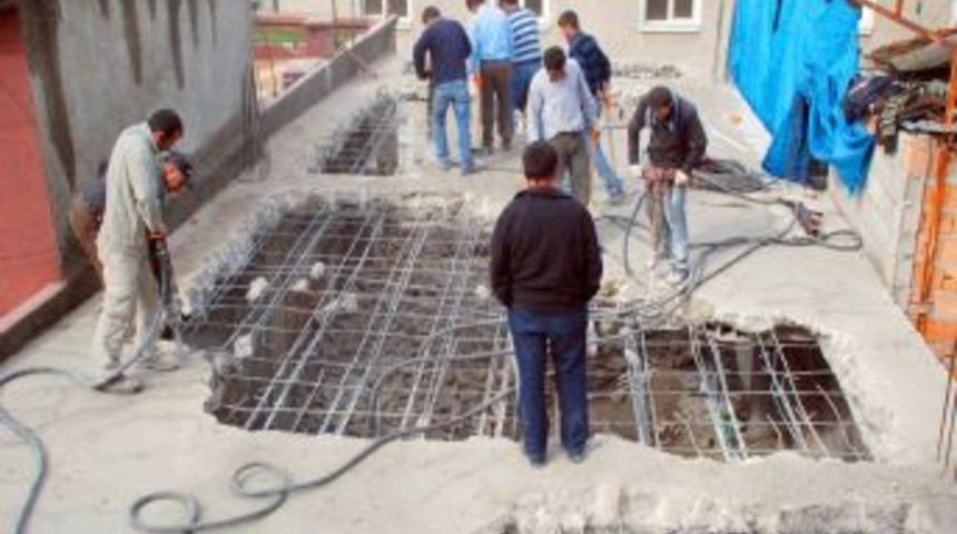 Tarihi semtteki ka&ccedil;ak yapı yıkıldı