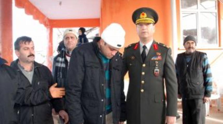 Soba faciasında ailesini kaybeden uzman &ccedil;avuşu komutanları yalnız bırakmadı