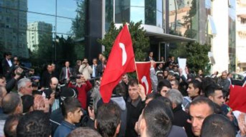 Meclis toplantısı sırasında seyyar satıcılar belediye &ouml;n&uuml;nde eylem yaptı