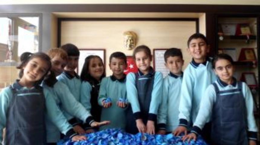 Kapak toplayarak &uuml;&ccedil; engelliyi tekerlekli sandalye sahibi yapacaklar