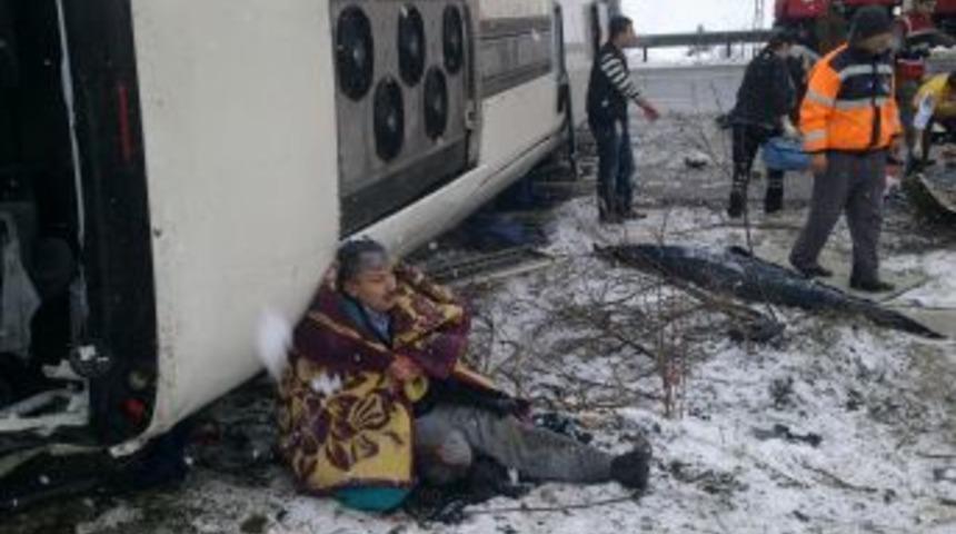 Yolcu otob&uuml;s&uuml; bariyere &ccedil;arpıp yan yattı: 1&rsquo;i &ccedil;ocuk 5 kişi &ouml;ld&uuml; 25 kişi yaralandı