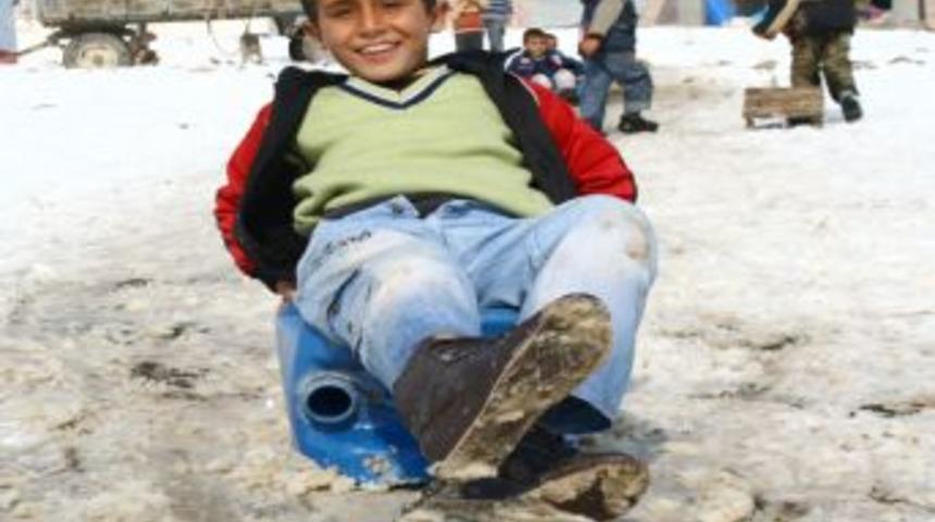 Su bidonlarıyla kayak keyfi