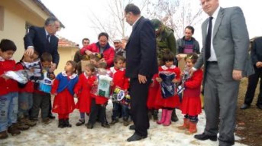 Olta balıkçıları öğrencilere eldiven ve atkı dağıttı