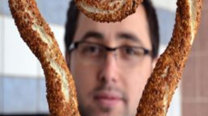 Edirneli fırıncı Sevgiler G&uuml;n&uuml;&rsquo;ne &ouml;zel simit &ccedil;ıkarttı