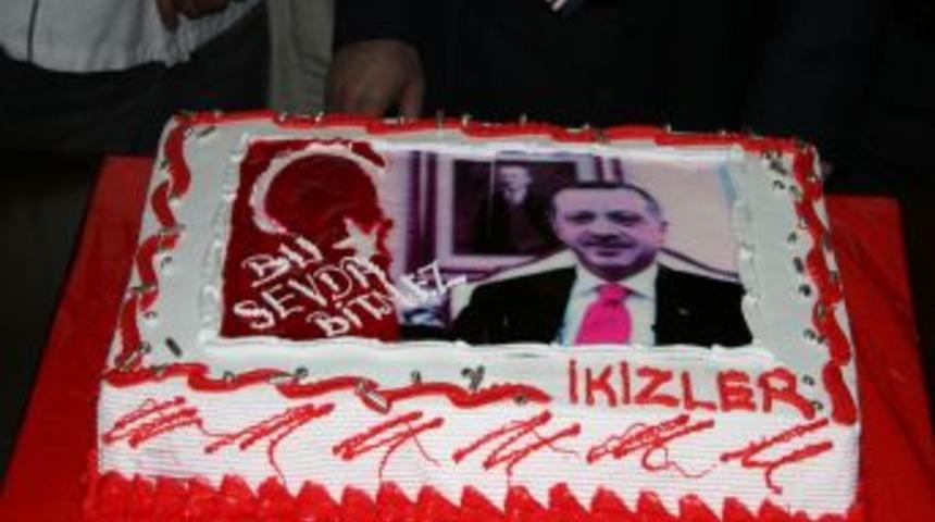 'Bu sevda bitmez' deyip Başbakan Erdoğan i&ccedil;in pasta hazırladı