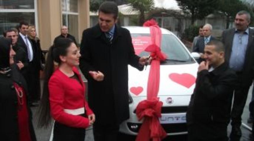 Sevgililer G&uuml;n&uuml;&rsquo;nde evlenen &ccedil;ifte otomobil hediye edildi