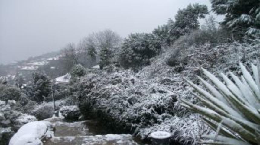 Kar, İstanbul'da y&uuml;z&uuml;n&uuml; yeniden g&ouml;sterdi