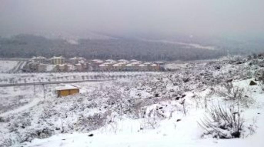 Kar, Anadolu Yakası'nı beyaza b&uuml;r&uuml;d&uuml;
