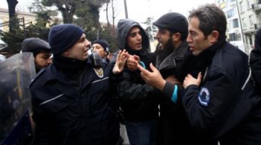 Konsolosluğun kapısını zorlayan Libyalı gazilere polis m&uuml;dahalesi