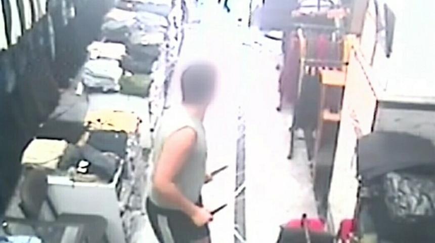 Elinde 2 bıçakla caddede bağıran bipolar hastasını babası sakinleştirdi