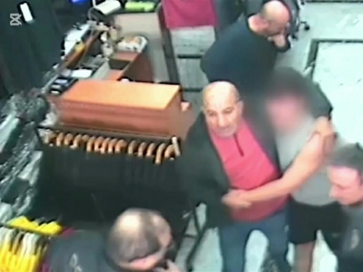 Elinde 2 bıçakla caddede bağıran bipolar hastasını babası sakinleştirdi 1