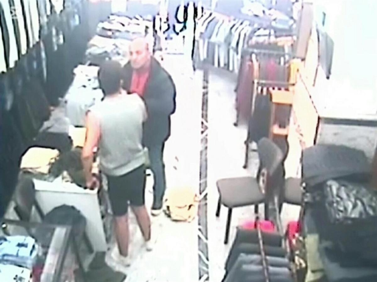 Elinde 2 bıçakla caddede bağıran bipolar hastasını babası sakinleştirdi 2
