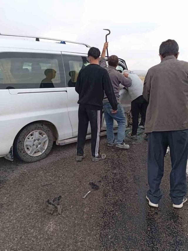 Konya da iki minibüs çarpıştı! 3 yaralı 1