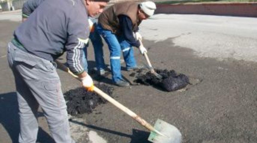 Ereğli&rsquo; de bozuk yollara bakım &ccedil;alışması yapılıyor