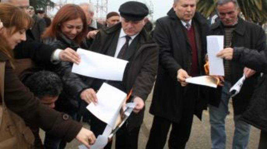 KESK &uuml;yeleri bordro yakma eylemi yaptı