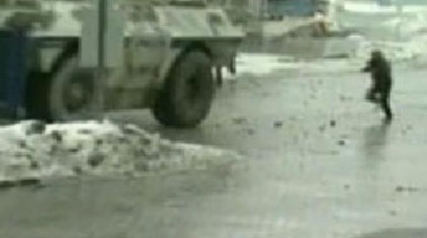 Panzere baltayla saldırdı