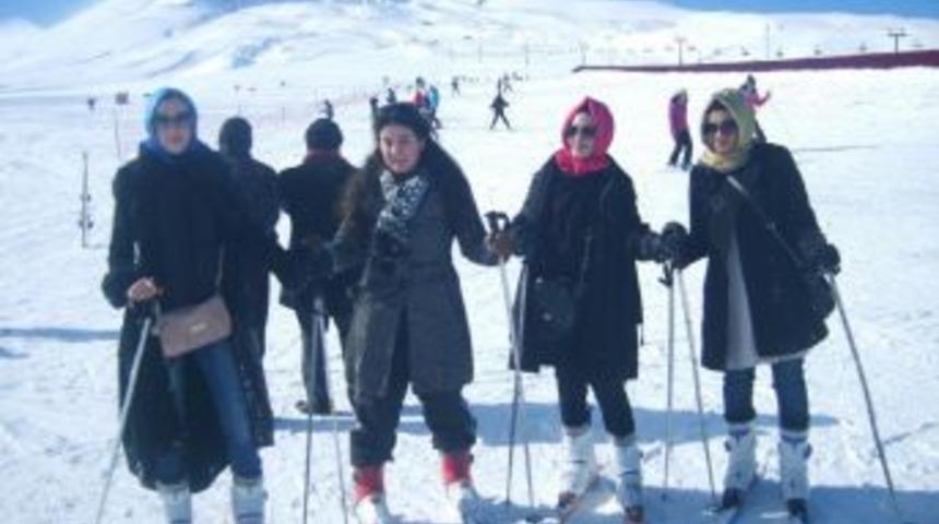 &Uuml;&ccedil;g&uuml;l Lisesi mezunları Erciyes'te kayak yaptı