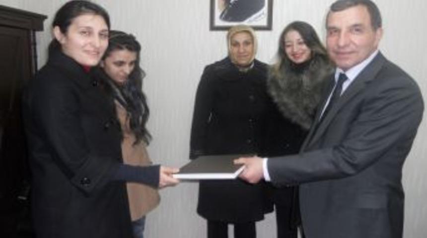 Kızılay Kadın Kolları'ndan ET&Uuml;'ye kitap bağışı