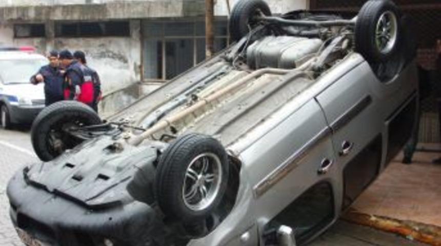 D&uuml;z yolda takla attı: 1 yaralı