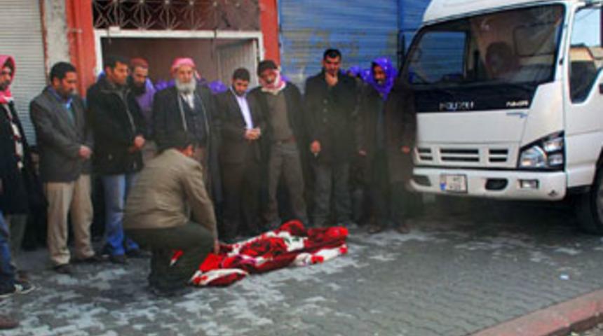 Kamyon altında kalan &ccedil;ocuk &ouml;ld&uuml;