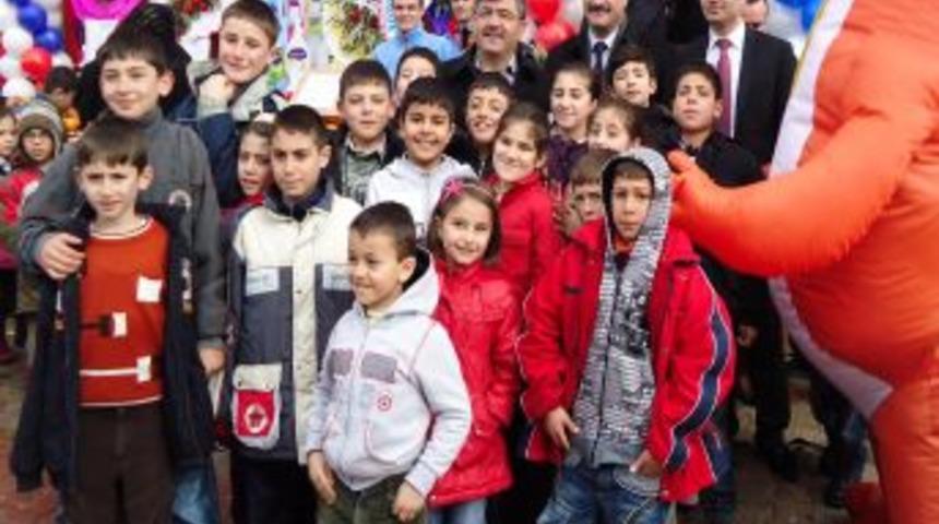 Başkan Akdoğan'dan &ccedil;ocuklara &ouml;zel ilgi