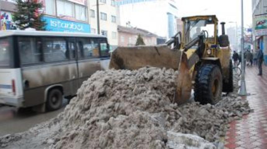 Turhal Belediyesi kar temizliğine devam ediyor