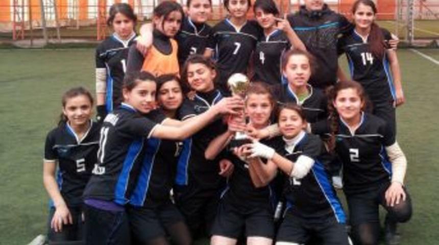 Silopi S&uuml;leyman Demirel Yıldız Kız Futbol Takımı il birincisi oldu