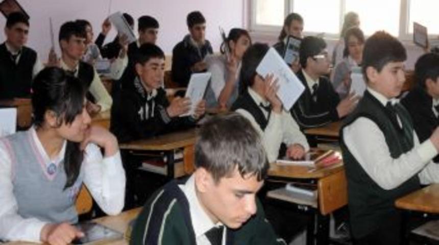 Diyarbakır'daki 4 okula tablet bilgisayar dağıtıldı