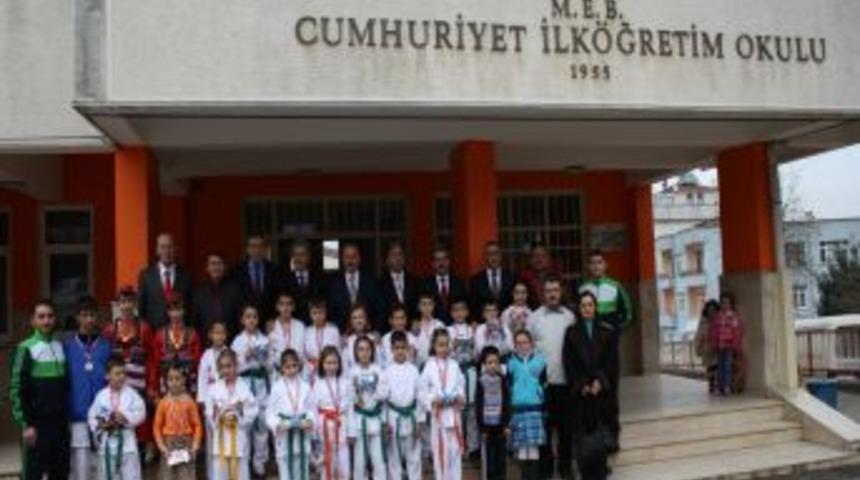 Başarılı sporcular &ouml;d&uuml;llendirildi