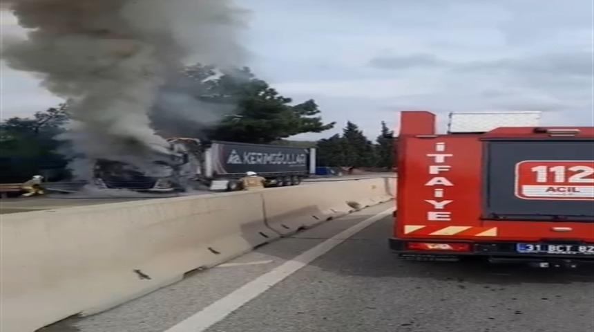 Hatay'da seyir halindeyken alev alan TIR yandı