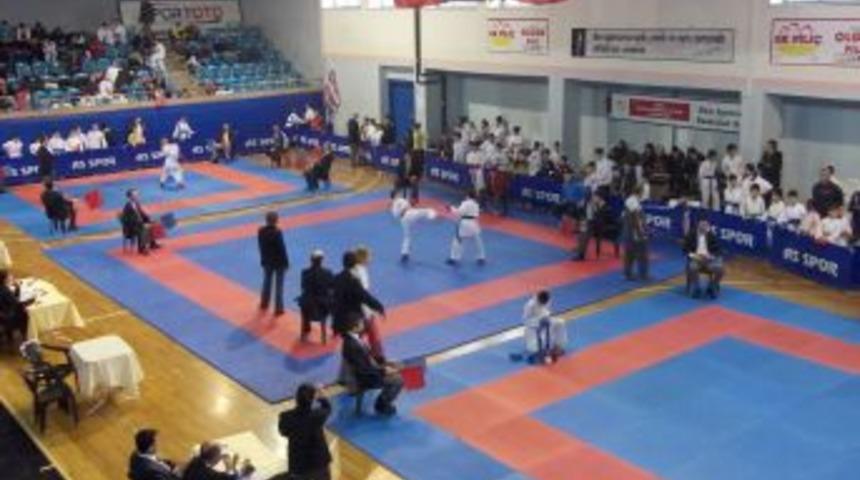 11 ilin karate kul&uuml;pleri D&uuml;zce&rsquo;de buluşuyor.