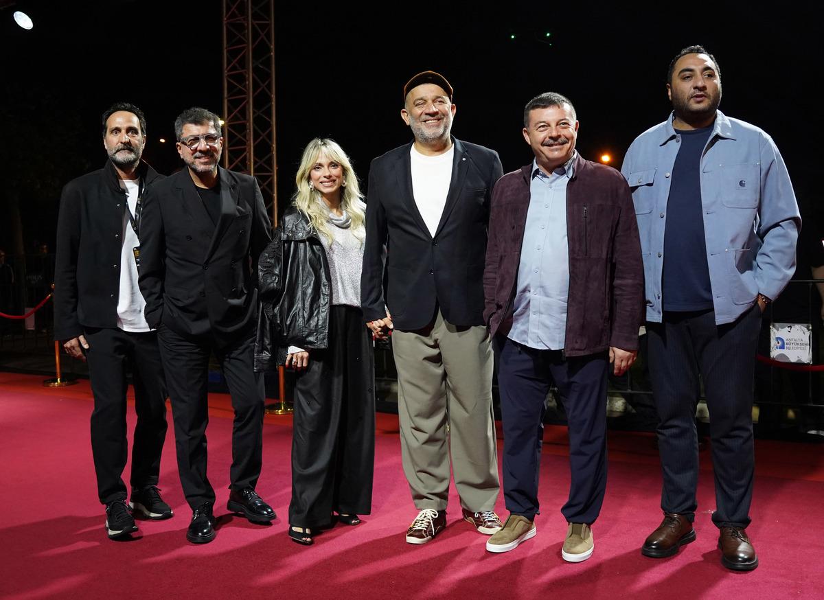 Altın Portakal’ın kırmızı halısında şıklık yarışı 3