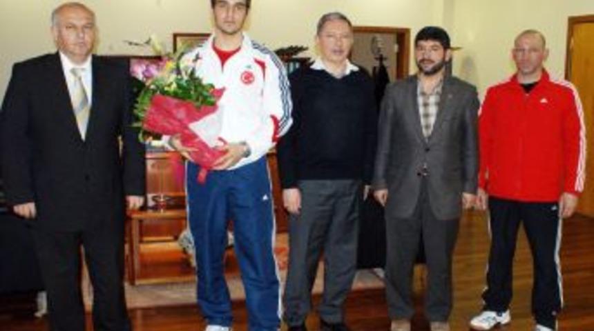 Uluslararası boks turnuvasında derece yapan sporcu &ouml;d&uuml;llendirildi