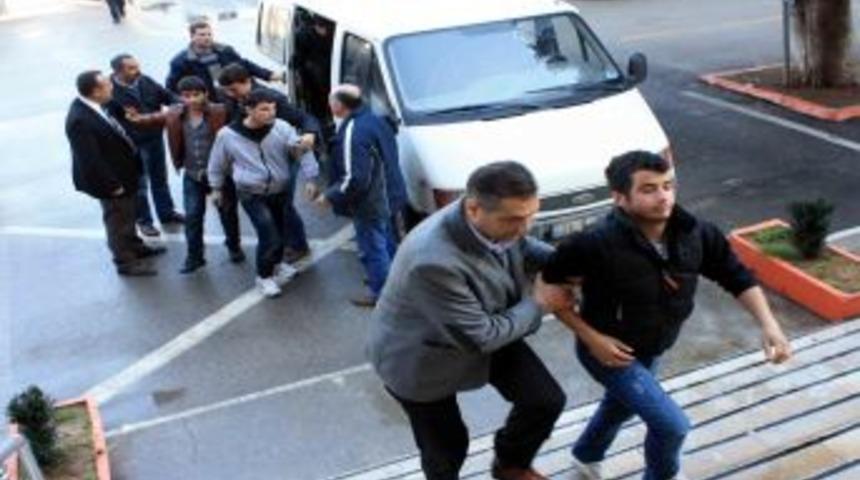 Ter&ouml;rist cenazesinde g&ouml;z altına alınan 29 kişi adliyeye sevk edildi