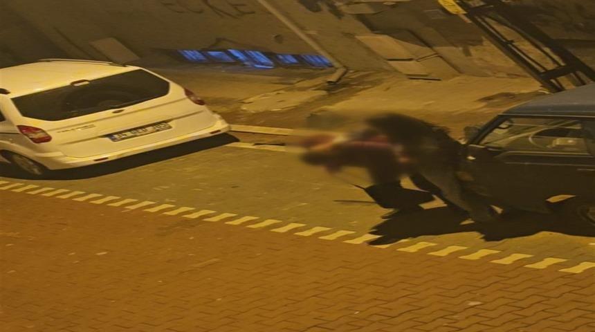 Esenyurt’ta kadının tartıştığı erkeği sokak ortasında darbettiği anlar kamerada