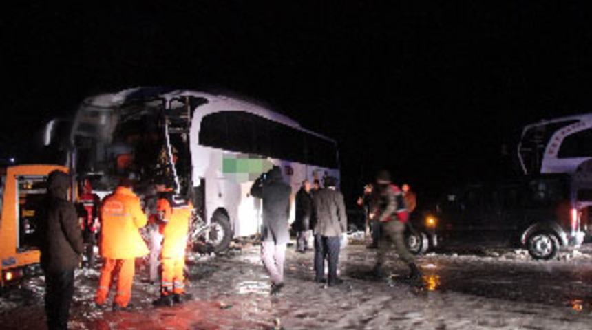 İki otob&uuml;s kafa kafaya &ccedil;arpıştı