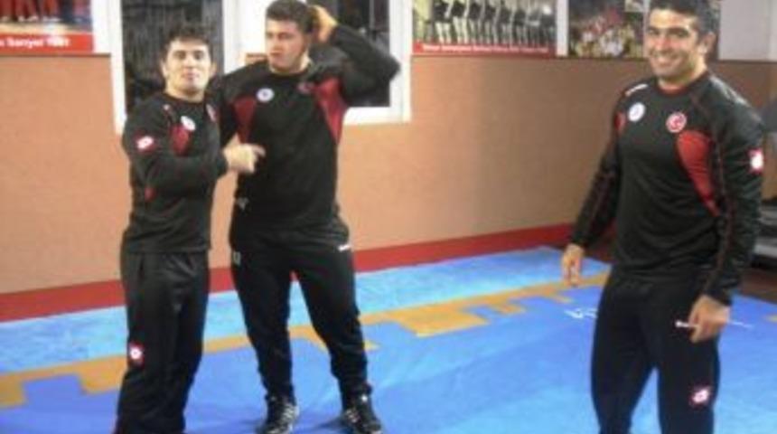 G&uuml;reş&ccedil;iler 'Olimpik G&uuml;n' i&ccedil;in TRT'nin konuğu oldu