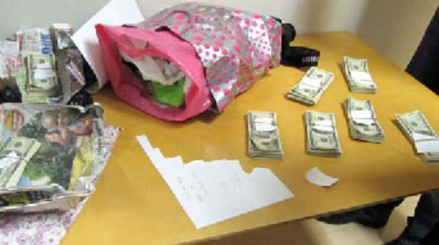 Dolarları otomobilden attı