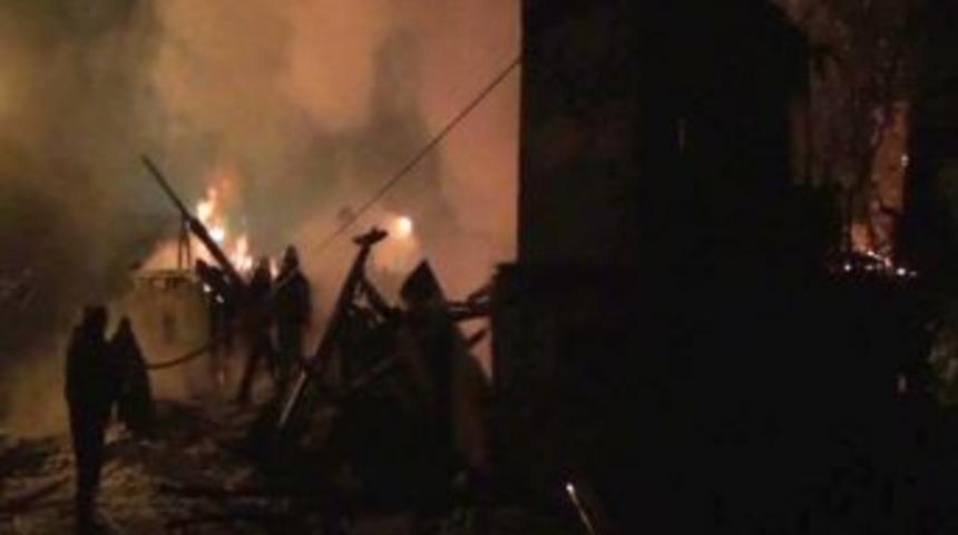 Ahşap binada &ccedil;ıkan yangında yaşlı kadın hayatını kaybetti