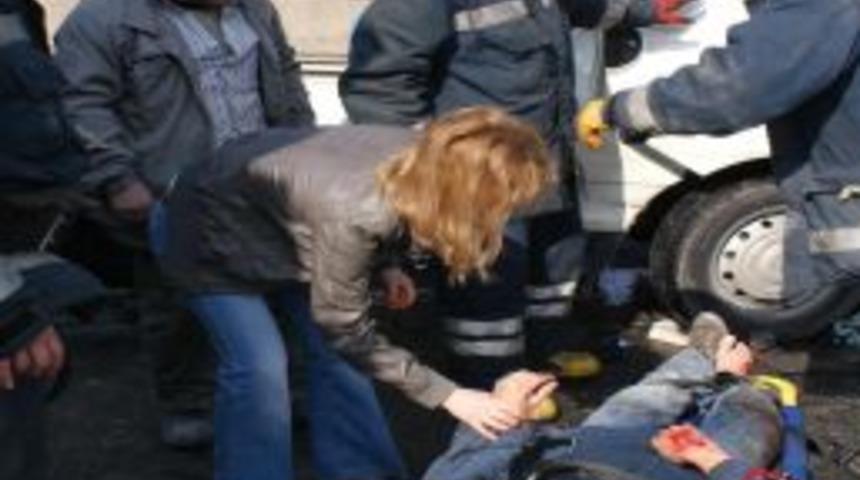 Yoldan ge&ccedil;en doktorun m&uuml;dahale ettiği yaralı, uzun s&uuml;re ambulans bekledi