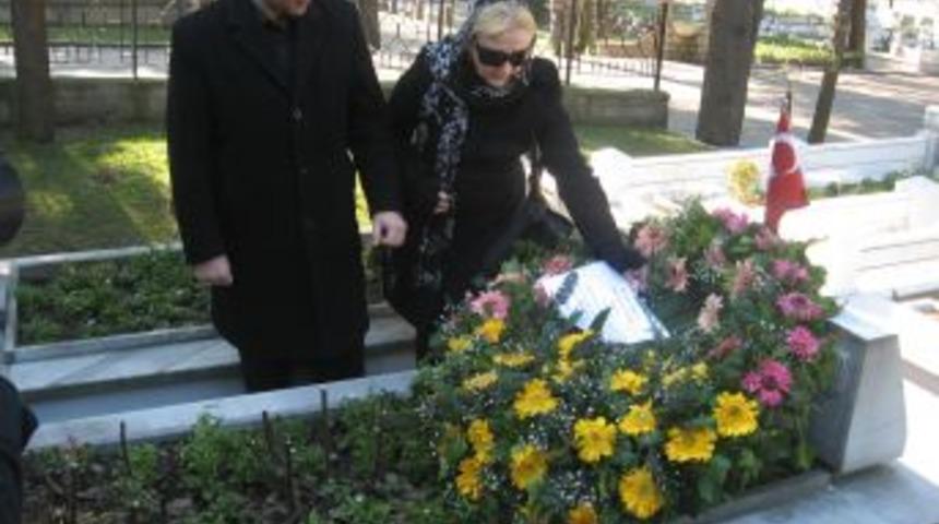 Tomris &Ouml;zden: Eşimin mezarı a&ccedil;ılmış