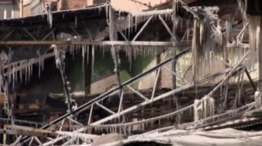 İtfaiyenin yangına sıktığı su, buz sarkıtına d&ouml;n&uuml;şt&uuml;