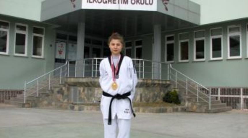 Taekwondo Milli Takım se&ccedil;meleri turnuvasının T&uuml;rkiye şampiyonu Merve Yazıcı oldu